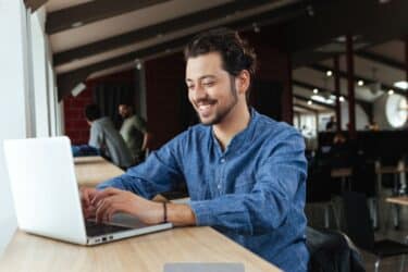 Notebook abierta mostrando su tarjeta gráfica en uso