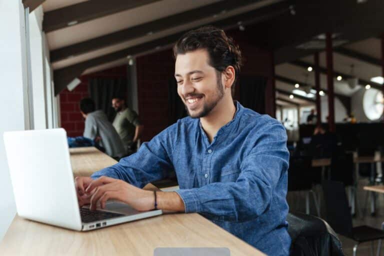Notebook abierta mostrando su tarjeta gráfica en uso