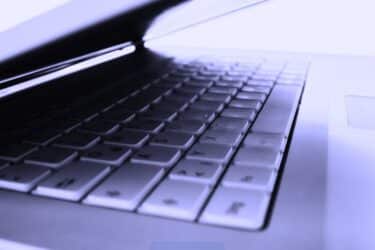 Notebooks MSI y ASUS enfrentadas sobre un fondo tecnológico