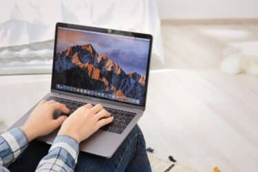 Mac Mini y MacBook Pro uno al lado del otro en escritorio