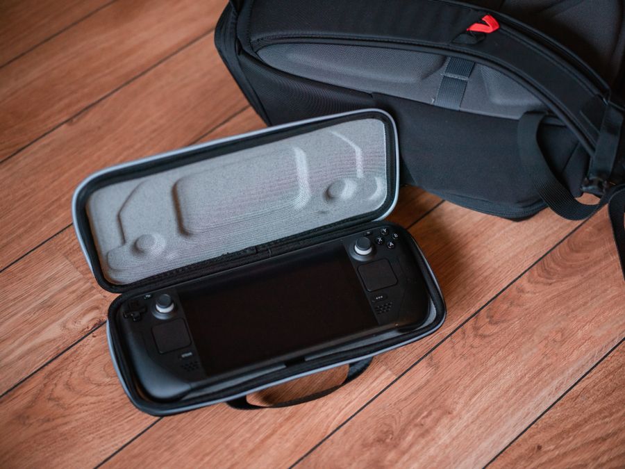 Consola portátil de videojuegos en estuche protector