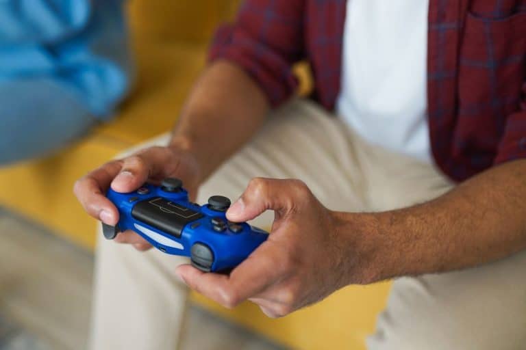 Consolas PS5 y Xbox junto a videojuegos en oferta para gamers.