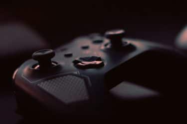 Consolas de videojuegos clásicas y modernas mostrando su evolución tecnológica.