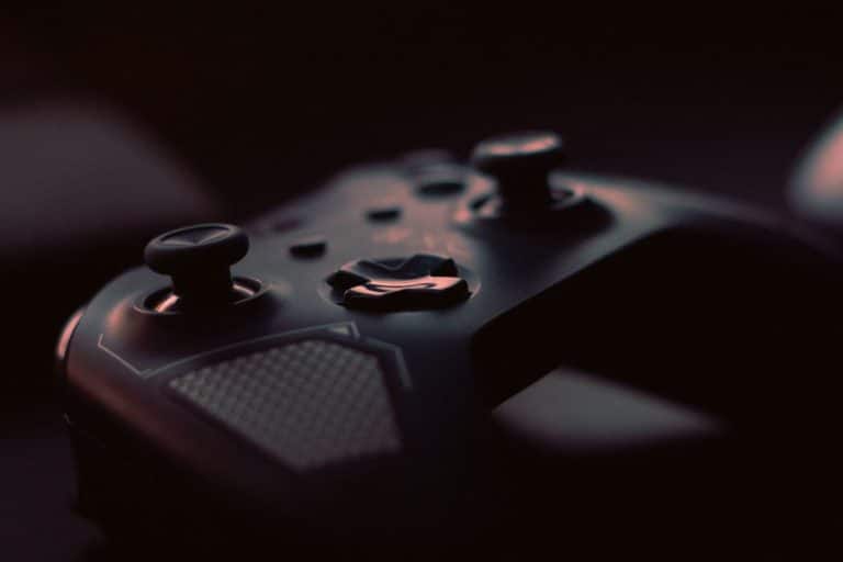 Consolas de videojuegos clásicas y modernas mostrando su evolución tecnológica.