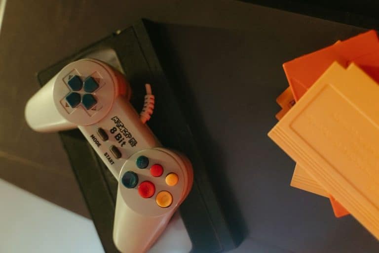 Controlador y cartuchos de videojuegos retro