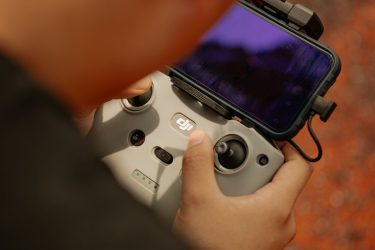Controlador de dron con smartphone conectado