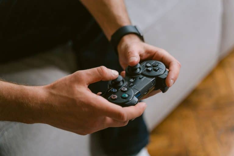 Controladores de Xbox Series X y PlayStation 5