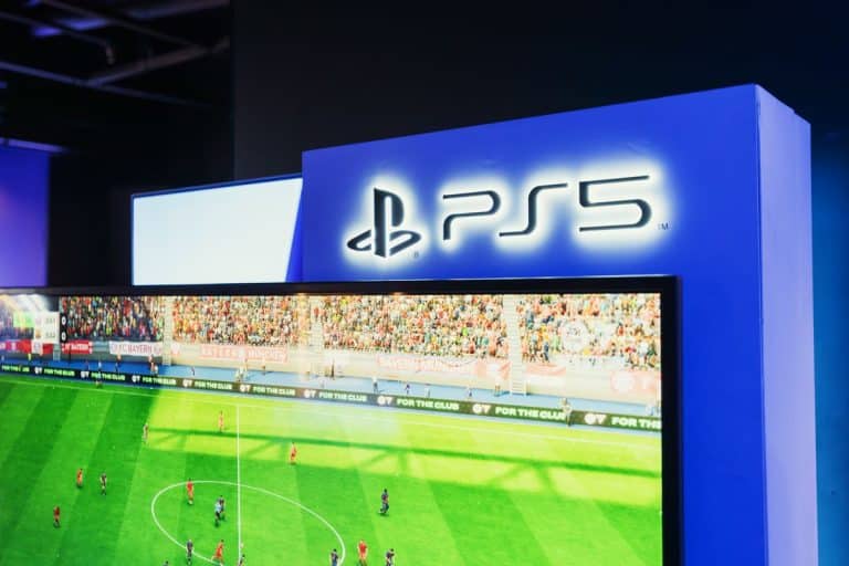 Estación de juego PlayStation 5 con partido de fútbol