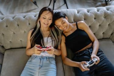 Jugadoras disfrutando juegos multijugador populares