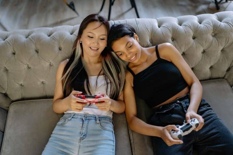 Jugadoras disfrutando juegos multijugador populares
