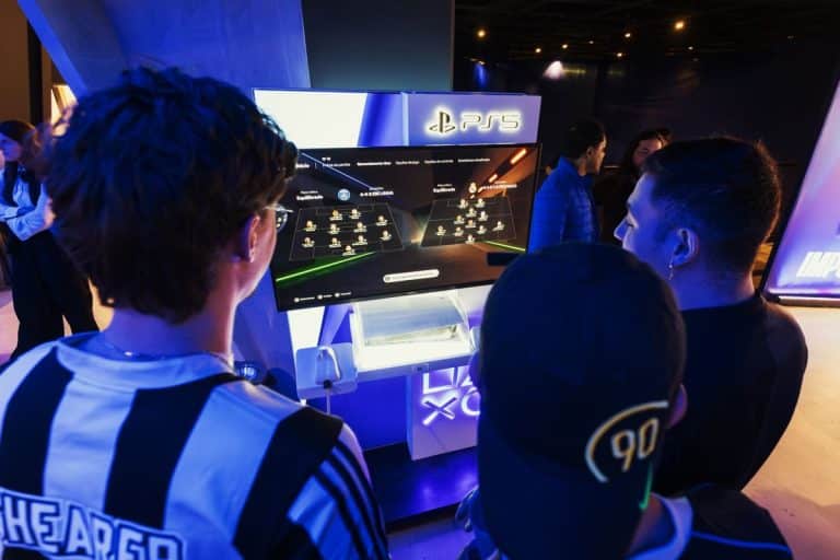 Jugadores en evento de juegos PS5