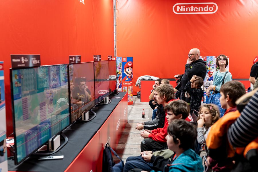 manos sosteniendo control videojuego mostrando 2 Manos sosteniendo un control de videojuego mostrando la experiencia de juego.