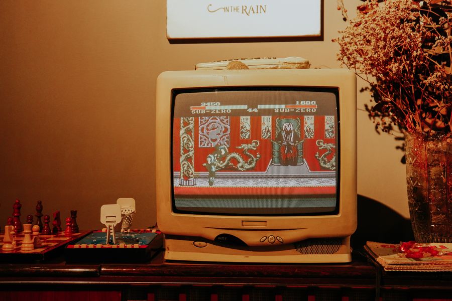 Sala retro con videojuego clásico de terror