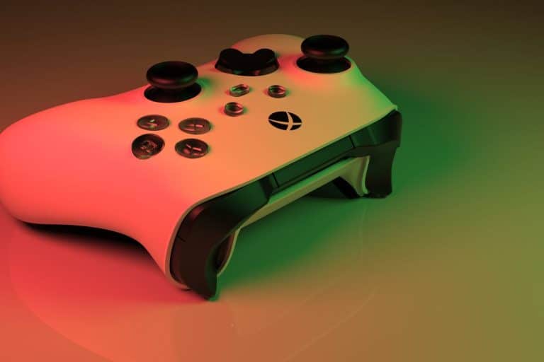 Xbox Series S junto a videojuegos mostrando sus ventajas y desventajas principales.
