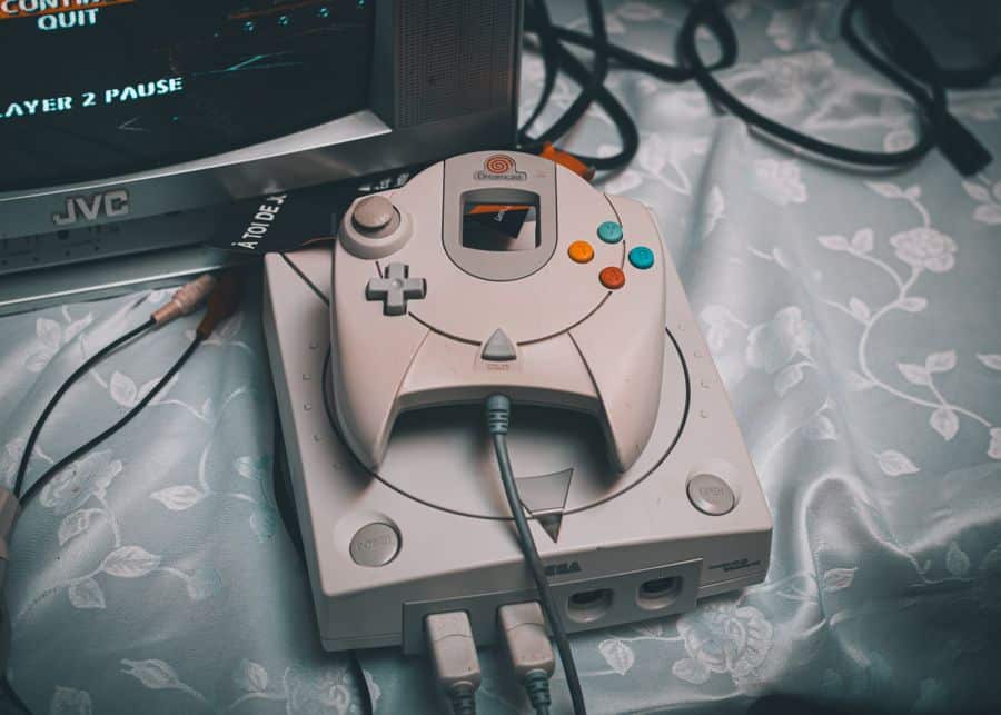 Consola Sega Dreamcast en setup retro