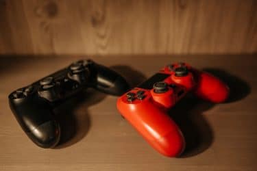 Controles inalámbricos Sega Genesis rojos y negros
