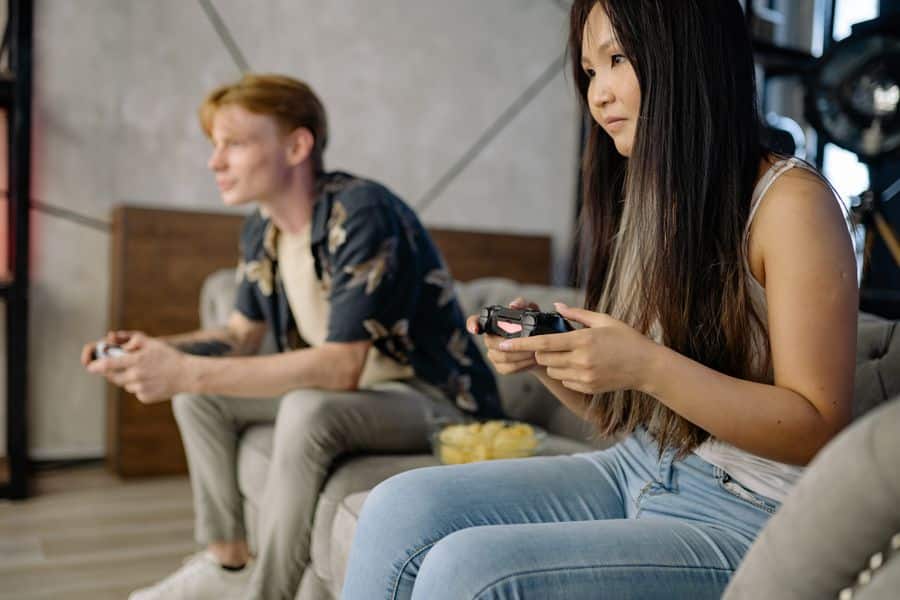 Jóvenes jugando videojuegos multijugador en consola
