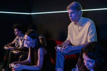 Jugadores adolescentes en videojuegos multijugador online