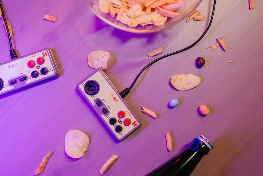 Mandos de videojuegos vintage y snacks