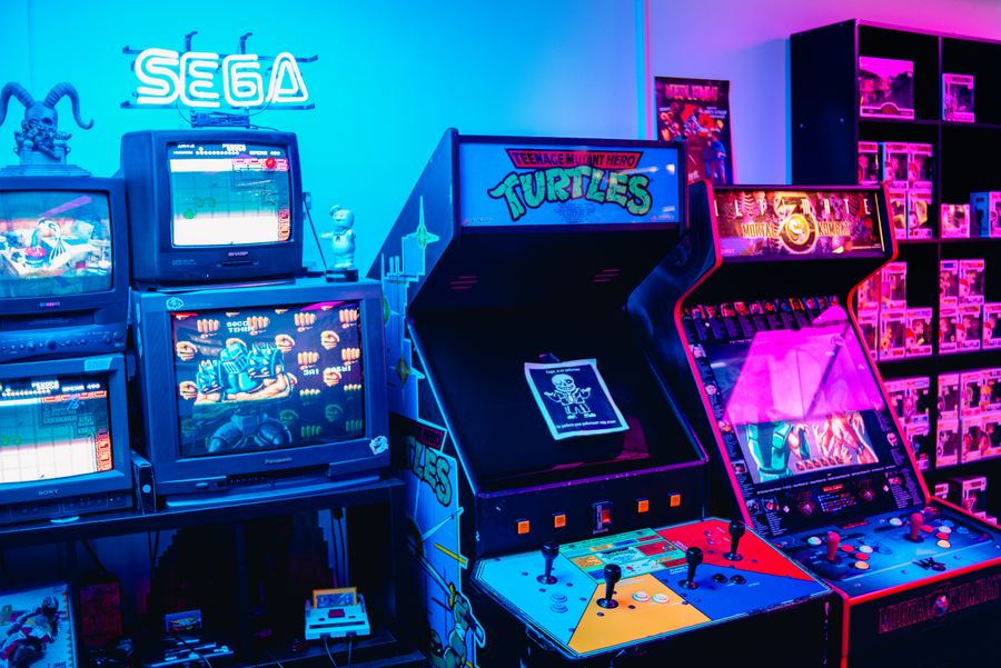Salón arcade retro con máquinas clásicas