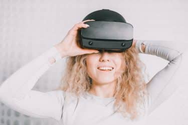 Usuario con gafas de realidad virtual VR