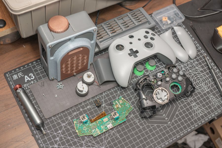 Componentes internos de control de videojuegos desmontado