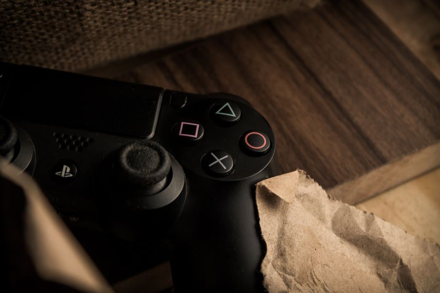 Control DualShock 4 sobre superficie de madera