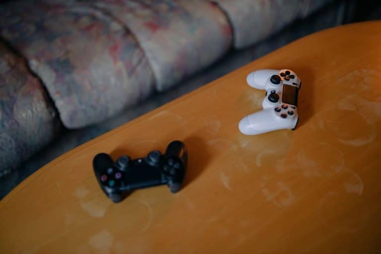 Controles PS4 sobre mesa de madera
