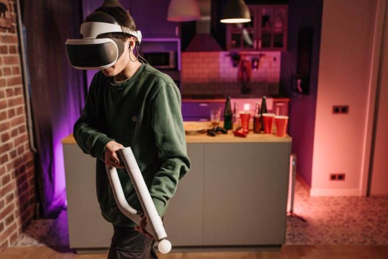 Jugador adolescente con PlayStation VR2