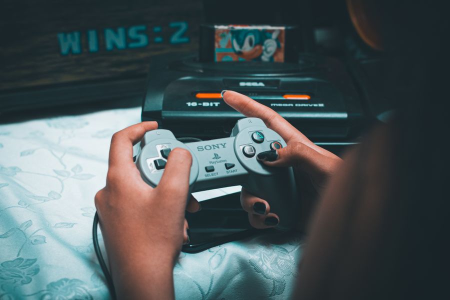 Mando Sony vintage con Sega Mega Drive