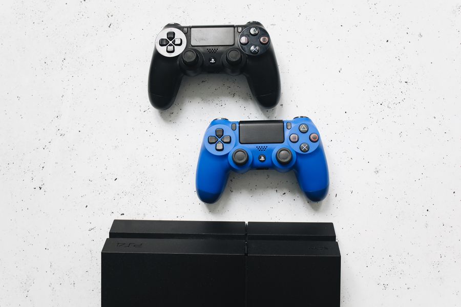 Mandos DualShock 4 junto a consola de videojuegos