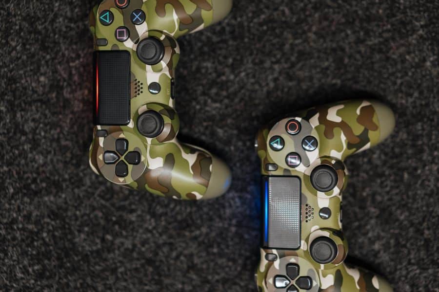 Mandos PS4 con diseño camuflaje