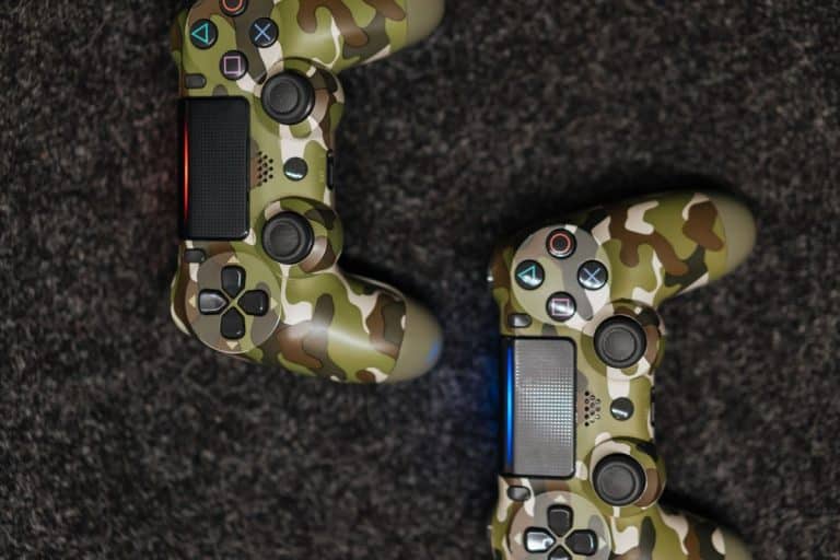 Mandos PS4 con diseño camuflaje