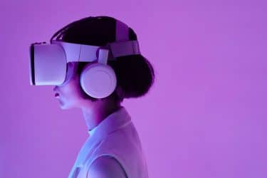 Mujer con gafas VR para evitar mareos