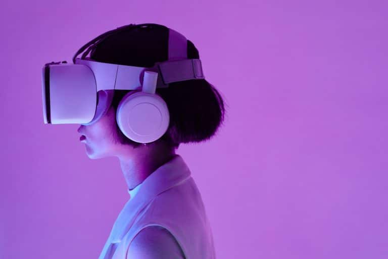 Mujer con gafas VR para evitar mareos