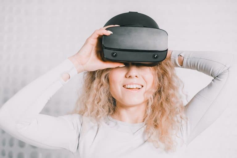 Usuario con casco Meta Quest 3 VR