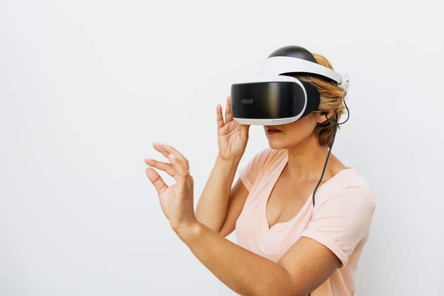 usuario casco meta quest realidad virtual 1 Usuario con casco Meta Quest 3 realidad virtual