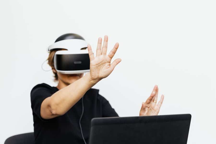 usuario casco portatil 2 Usuario con casco VR y portátil