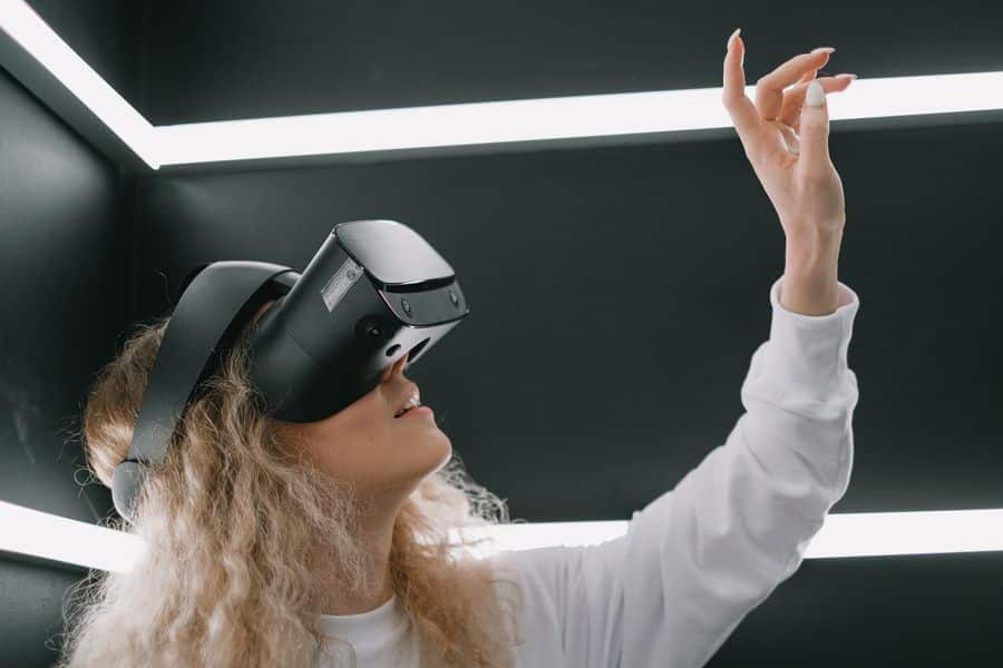 usuario casco realidad virtual 1 Usuario con casco de realidad virtual
