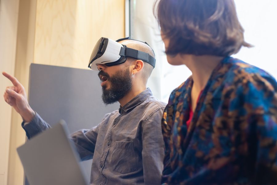 usuarios casco realidad virtual 1 Usuarios con casco de realidad virtual